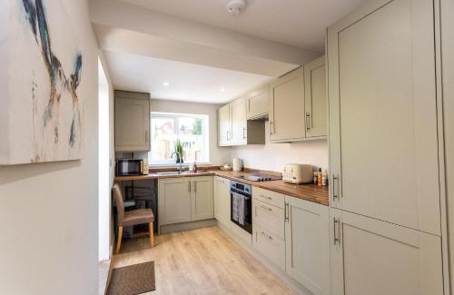 Swindon Haus | Lansdown House Long Stays Free parking and Wi-Fi