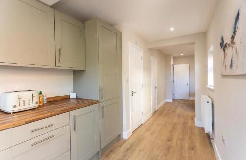 Swindon Haus | Lansdown House Long Stays Free parking and Wi-Fi