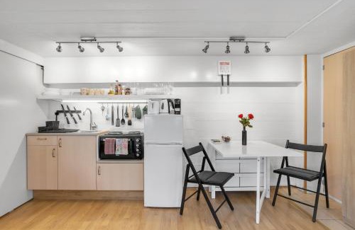 Laugardalur Wohnung | Lara Studio in Laugardalur valley, Reykjavík Central Park and Botanical Garden, Private entrance, FREE Private Parking on side