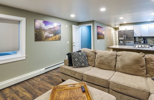 Laramie Wohnung | Laramie Gem < 1/2 Mi to University of Wyoming!