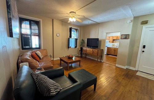 Wheeling Wohnung | Large 1-BR Living RM Kitchen in a Monastery mansion in premier downtown Wheeling