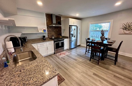 South Side Slopes Haus | Large 1BR on hill close to everything in Pitt