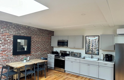 Ellsworth Wohnung | Large 2 Bedroom 1 Bath Apartment right on Main Street in Downtown Ellsworth.