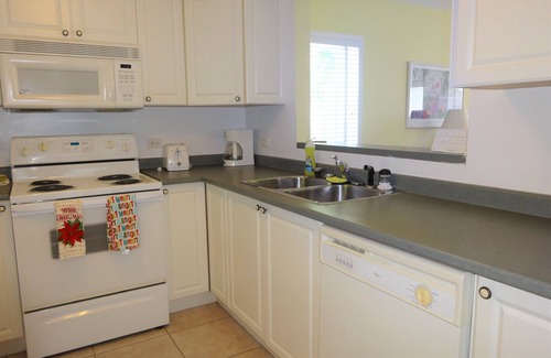 Bodden Town Eigentumswohnung | Große 2 Schlafzimmer & 2 Badezimmer Wohnung mit Terrasse mit Meerblick, 1 min zu Fuß zum Strand