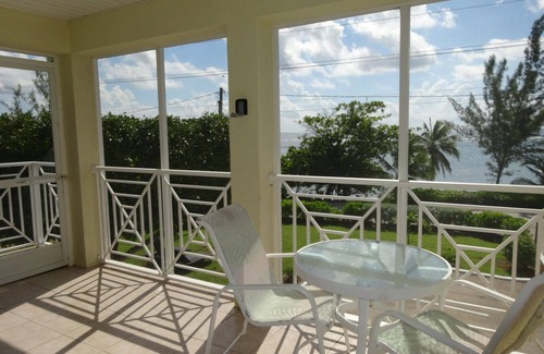 Bodden Town Eigentumswohnung | Große 2 Schlafzimmer & 2 Badezimmer Wohnung mit Terrasse mit Meerblick, 1 min zu Fuß zum Strand