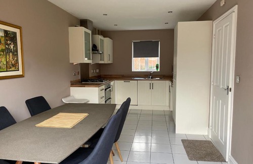 Quedgeley Wohnung | Large 2 bedroom apartment, 4 beds one 1 en-suite, Free parking Nr Chelt Elmore and Quays