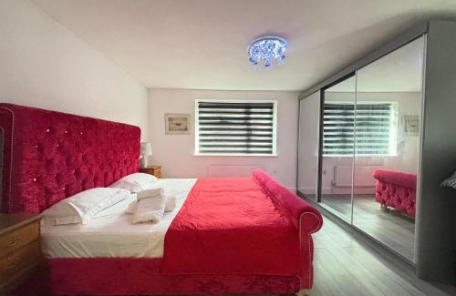 Lacey Green Haus | Large 2BR Bungalow Independent fully Furnished with Parking & Garden