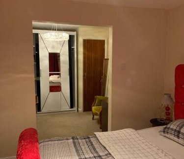 Lacey Green Haus | Large 2BR Bungalow Independent fully Furnished with Parking & Garden