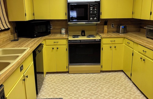 Benton Haus | Large 3 bedroom / 4 Beds / 2 Bath home very clean and spacious