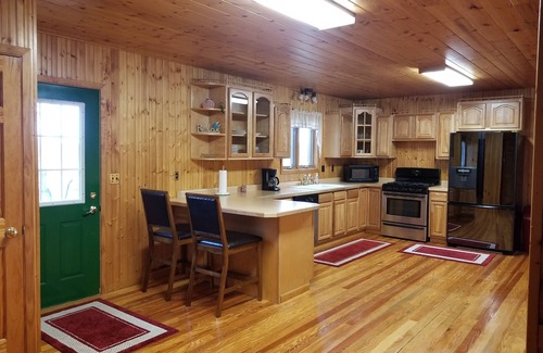 Spirit Lake Kabine | Große Blockhütte auf fast 2 Hektar über die Straße von East Lake Okoboji entfernt