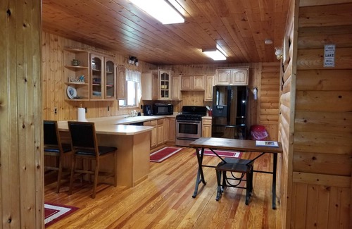 Spirit Lake Kabine | Große Blockhütte auf fast 2 Hektar über die Straße von East Lake Okoboji entfernt