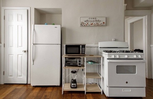 Union HIll Wohnung | Large 3BR APT w/ enclosed front porch Close to Polar Park, palladium, WPI, DCU