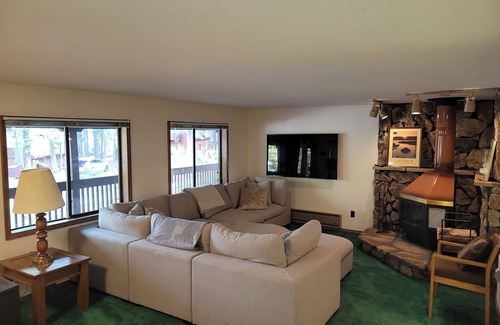 Talmont Haus | Large 4 Bed 2 Bath House with Parking on 1/2 acre with access to Back Country