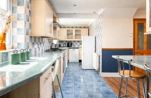 Filton Haus | Large 4Bedroom House-Parking -By FabAccommodation