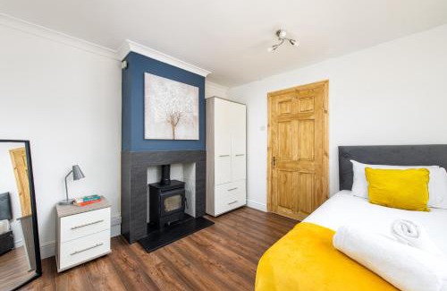 Filton Haus | Large 4Bedroom House-Parking -By FabAccommodation