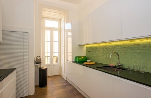 Misericordia Wohnung | GROßE, HELLE WOHNUNG, Klimaanlage, in der Nähe von BARRIO ALTO, STADTZENTRUM