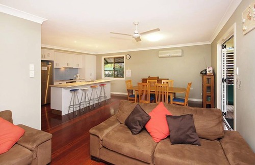 Amity Point Haus | Large beachside house in quiet bush surroundings