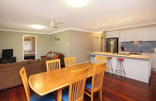 Amity Point Haus | Large beachside house in quiet bush surroundings
