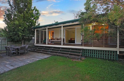 Amity Point Haus | Large beachside house in quiet bush surroundings