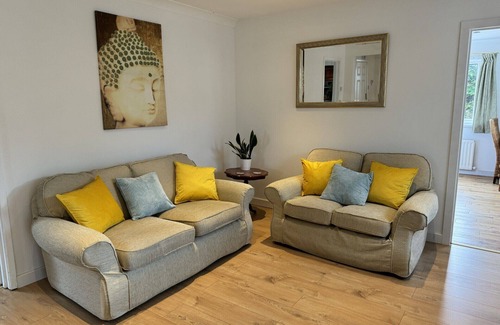 Framwellgate Moor Haus | Large beautiful bungalow nested in 1/2 acre of mature gardens near Durham city