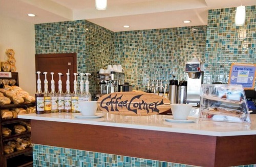 Colliers Bay Haus | Large bedroom apt with a kitchen big Queen bed and two Murphy beds