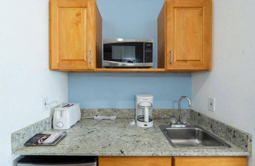 Colliers Bay Haus | Large bedroom apt with a kitchen big Queen bed and two Murphy beds