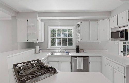 Richmond Haus | Large & Centrally Located Home Walking Distance to St. Mary's Hospital