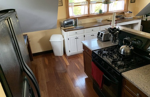 Castine Hütte | GROßES Küstenhäuschen w / winziges Haus und Meerblick, Privatsphäre, Stille.