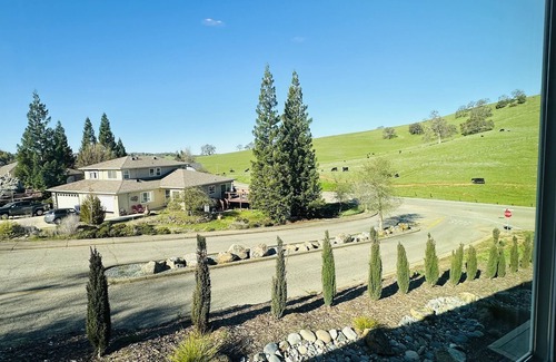 Sutter Creek Haus | Large custom built home .5 miles from Downtown Sutter Creek