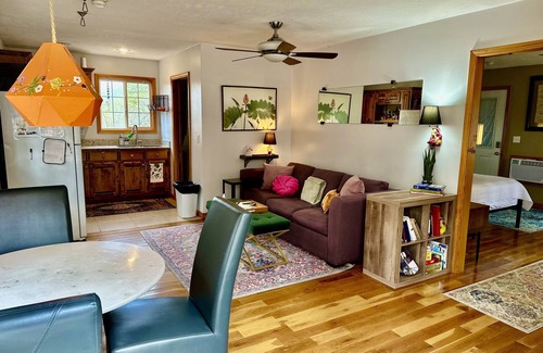 Eureka Springs Hütte | Large deck, BBQ grill, fire pit & Arkansas Sunsets- the perfect spring evening!