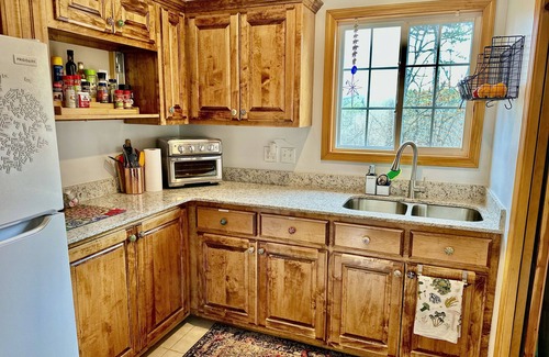 Eureka Springs Hütte | Large deck, BBQ grill, fire pit & Arkansas Sunsets- the perfect spring evening!