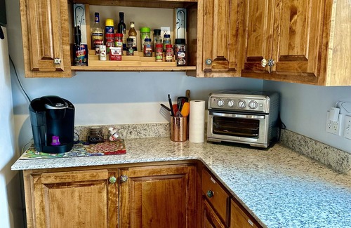 Eureka Springs Hütte | Large deck, BBQ grill, fire pit & Arkansas Sunsets- the perfect spring evening!