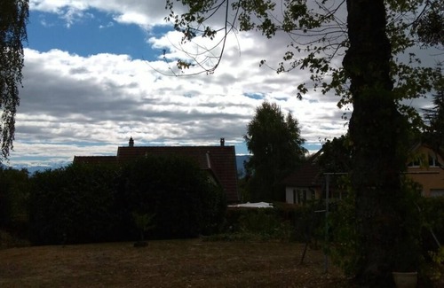 Prevessin-Moens Haus | Großes Doppelzimmer, Balkon und Blick auf den großen Garten und die Alpen