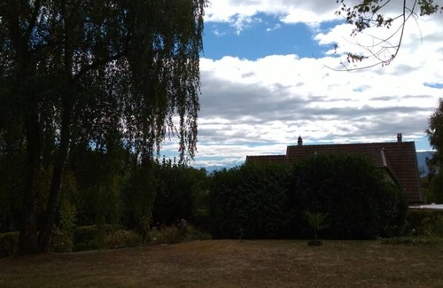 Prevessin-Moens Haus | Großes Doppelzimmer, Balkon und Blick auf den großen Garten und die Alpen