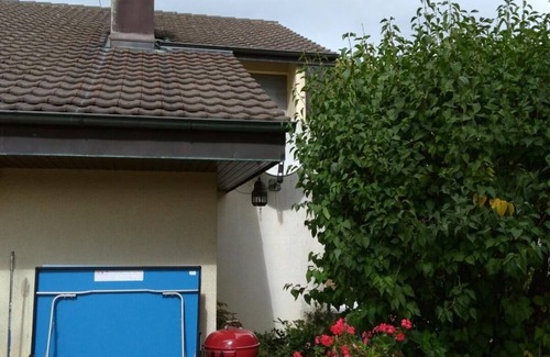 Prevessin-Moens Haus | Großes Doppelzimmer, Balkon und Blick auf den großen Garten und die Alpen