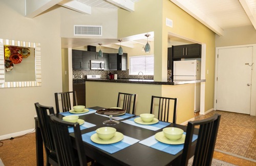 Highland Business Wohnung | Large duplex w/6 bedrooms, 4 baths, 2 living rooms, washer/dryer. Pet friendly!