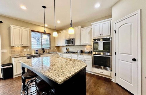 Otterbien Home Haus | Large Executive Home In Lebanon Golf Community