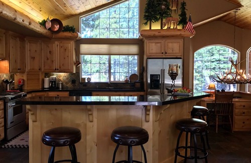 Tahoe Paradise Haus | Großes Familienhaus in ruhiger bewaldeter Umgebung in der Nähe von allem