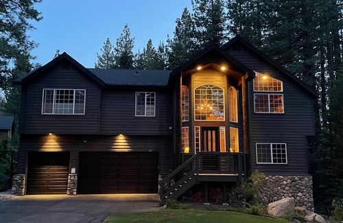 Tahoe Paradise Haus | Großes Familienhaus in ruhiger bewaldeter Umgebung in der Nähe von allem