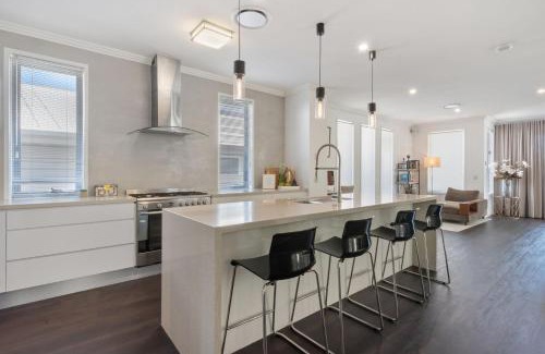 Balmoral Haus | Large Family Home with Pool & Spa
