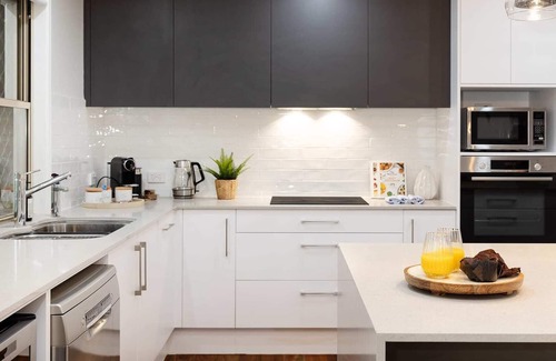 Taringa Haus | Large Family Pool Home in Taringa|6km to CBD|Pets