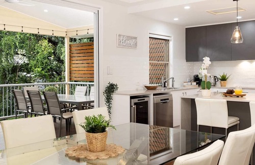 Taringa Haus | Large Family Pool Home in Taringa|6km to CBD|Pets