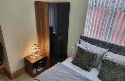 Cheetham Hill Haus | Large four bedroom house in manchester near centre