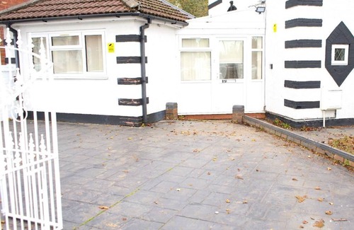 Smethwick Haus | ★ Large Gated Home ★ Extension Added ★ City Links!