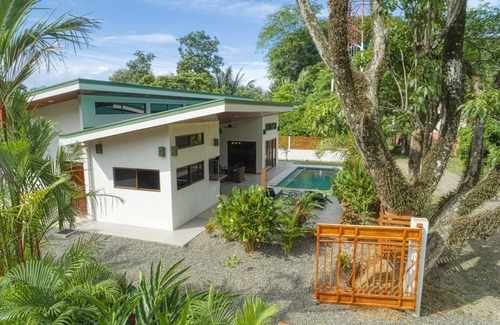 Dominical Haus | Vermietung für große Gruppen - 2 neue Häuser nebeneinander, nur wenige Schritte vom Strand, Bars und Restaurants entfernt!