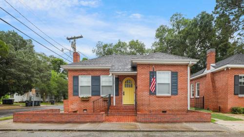 New Iberia Haus | Large Groups Welcome - 2 Homes Next Door