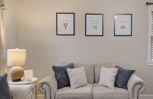 New Iberia Haus | Large Groups Welcome - 2 Homes Next Door