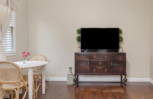 New Iberia Haus | Large Groups Welcome - 2 Homes Next Door