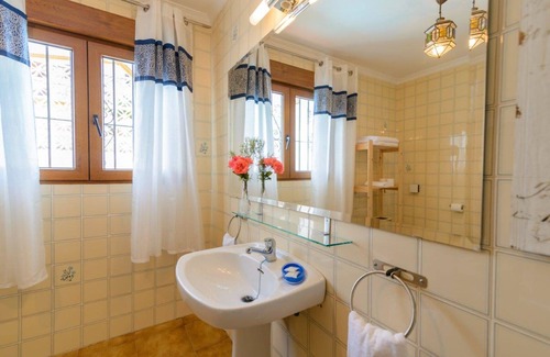 Alcaucin Hotel | Großer Feriencava im Naturpark Sierra Tejeda