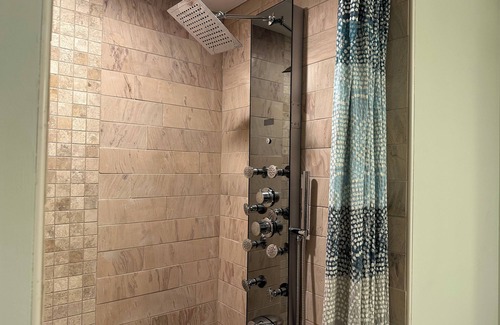 South Shore Haus | Large Home, Full in-home Gym, washer/dryer, flat Screen TVs, WiFi, and MORE!